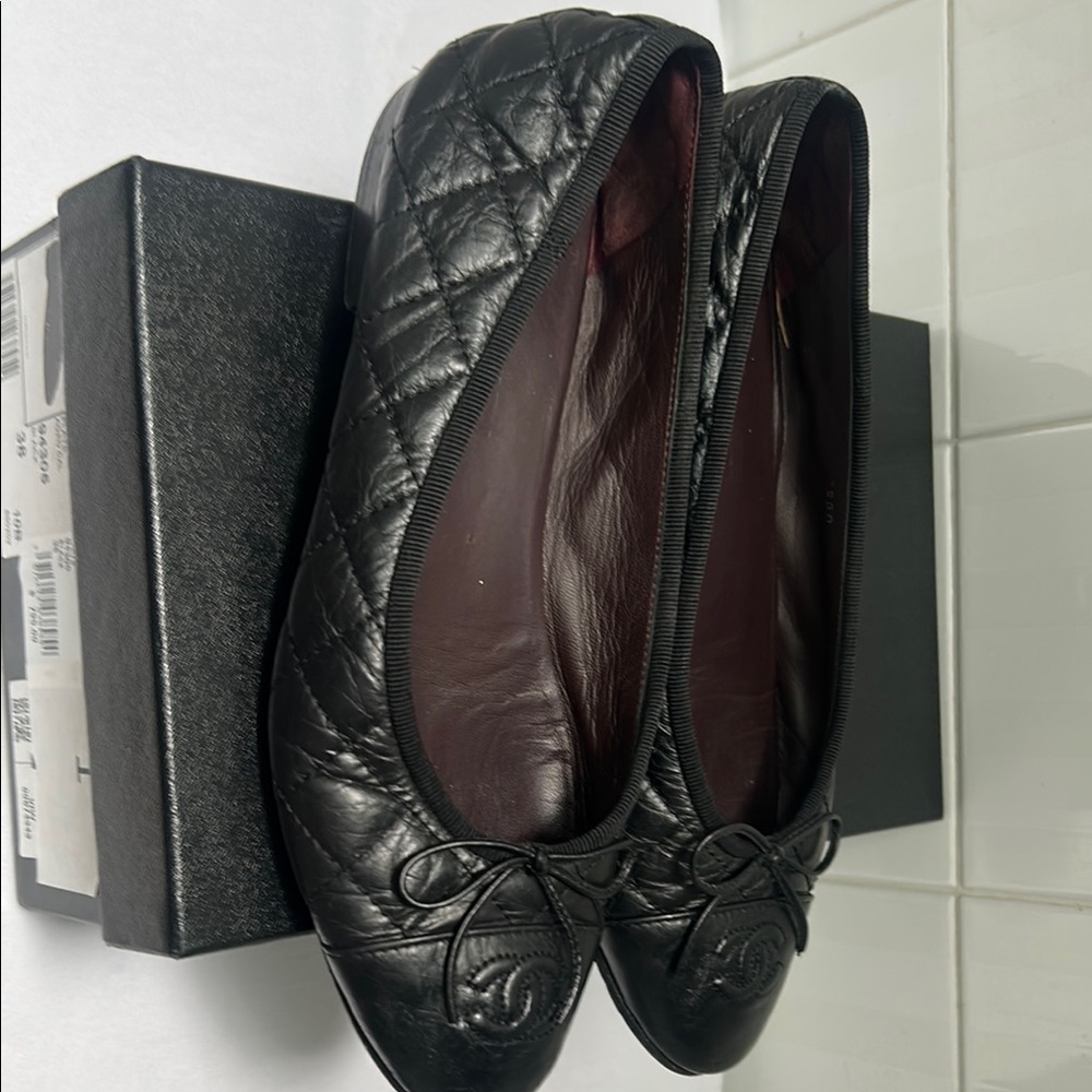 CHANEL Black Flats with Bow Accent - Picture 2 of 7